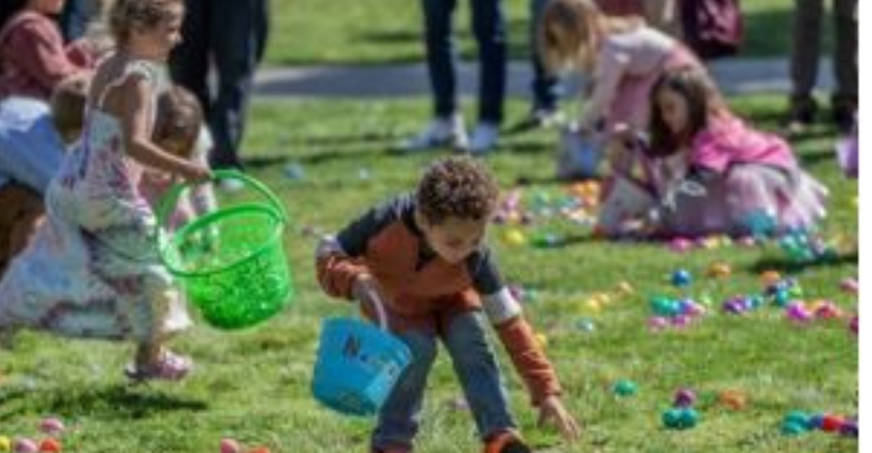Crianças participam de uma caça aos ovos de Páscoa realizada em 2023 na Rock Church, com sede em San Diego, Califórnia. | Kira Hunter

